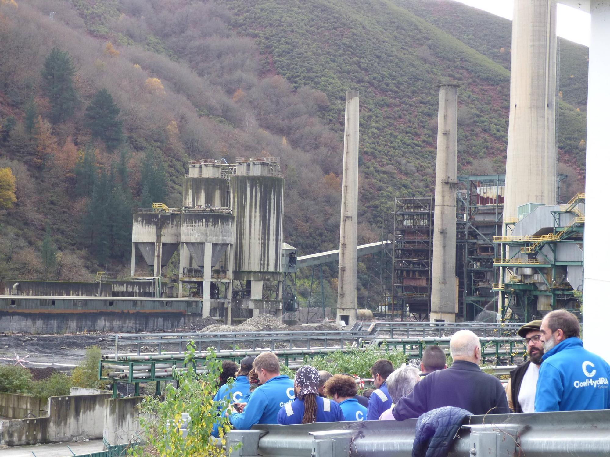 En imágenes: Demolición de los silos de la térmica de Cangas del Narcea