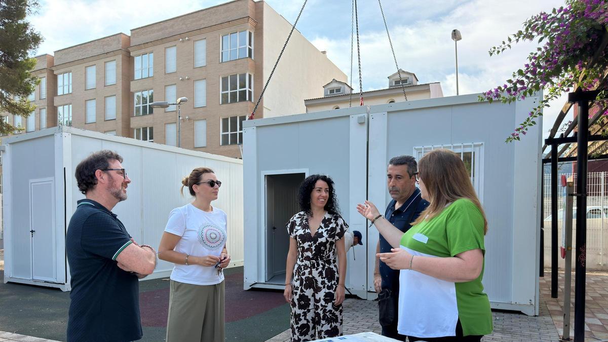 La alcaldesa, la concejala de Educación y la directora visitan la instalación de las aulas.