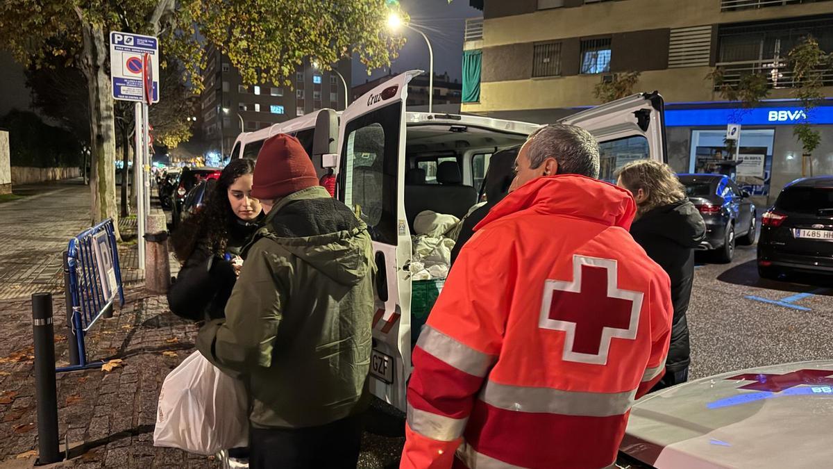 Reparto de los kits anoche en Córdoba.
