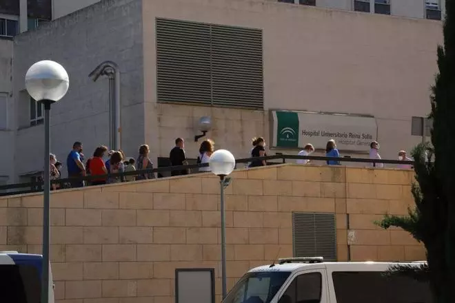 Aumentan las colas en las consultas externas del Reina Sofía