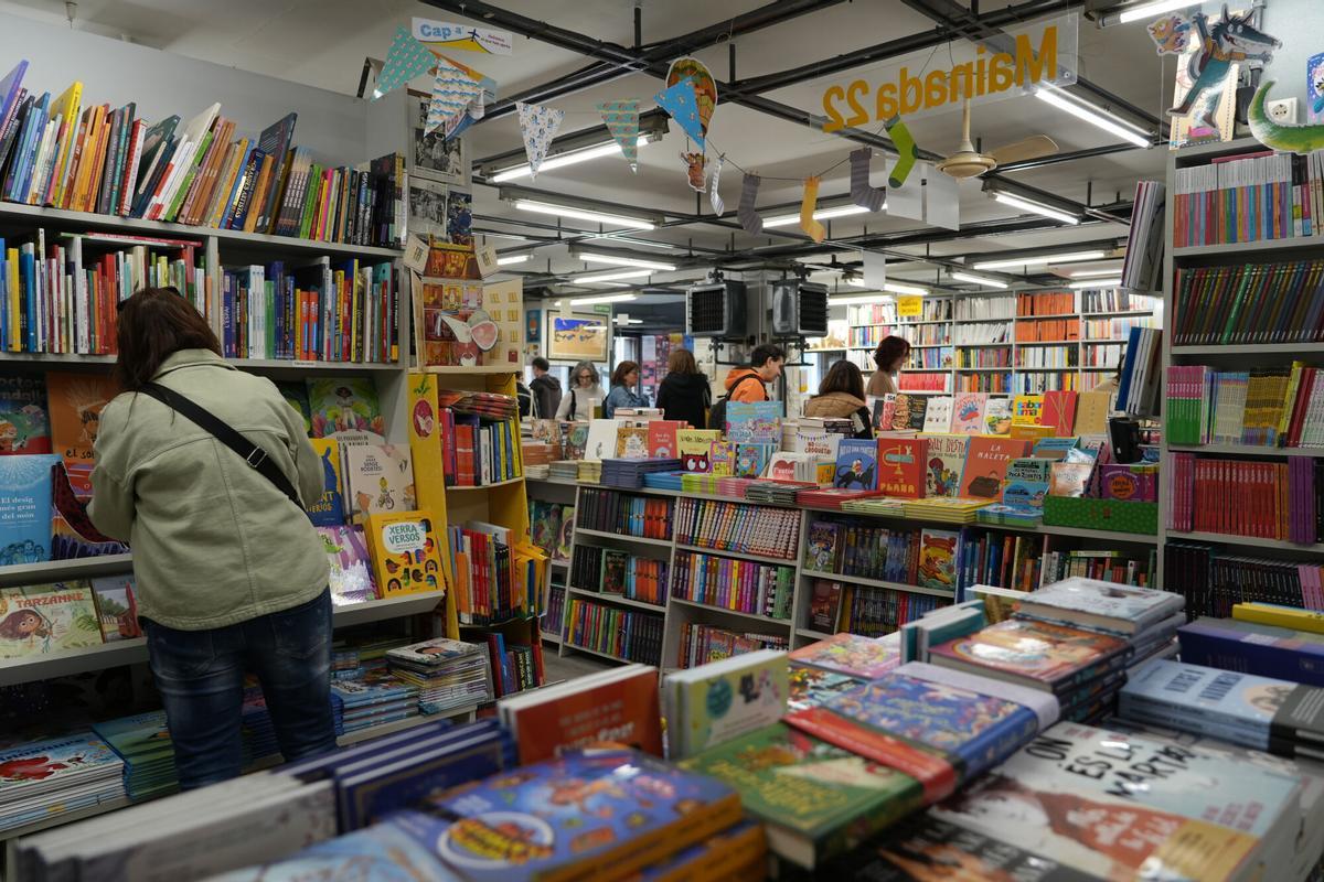 La secció infantil de la llibreria 22 de Girona