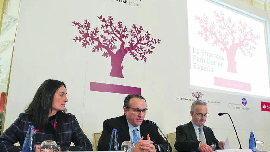 Javier Moll, presidente del Instituto de la Empresa Familiar, junto a Olga Abad del área de empresas de Santander España y Juan Corona, director general del IEF