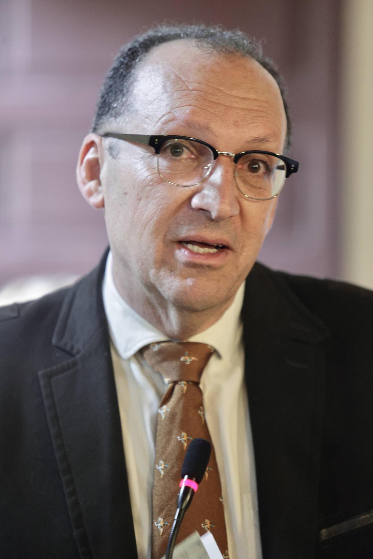 Exhibición del documento fundacional del cenobio de San Salvador de Cornellana