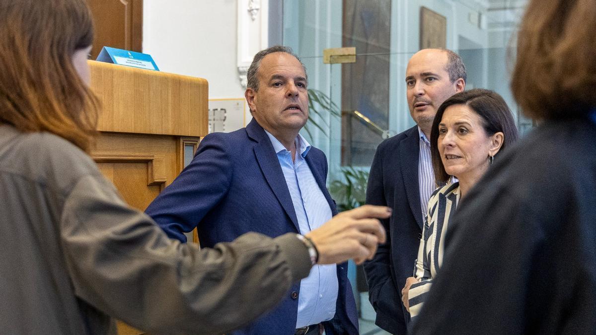 El caso Baño vuelve a tensar la Diputación tras aplazarse dos semanas la comparecencia del presidente de la Cámara