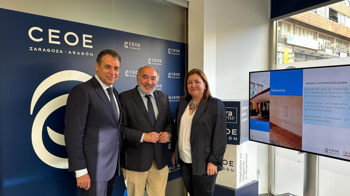 En la imagen, el presidente de CEOE Aragón, Benito Tesier; el alcalde de Calatayud, José Manuel Aranda, y la directora general de CEOE Aragón, Ana López.