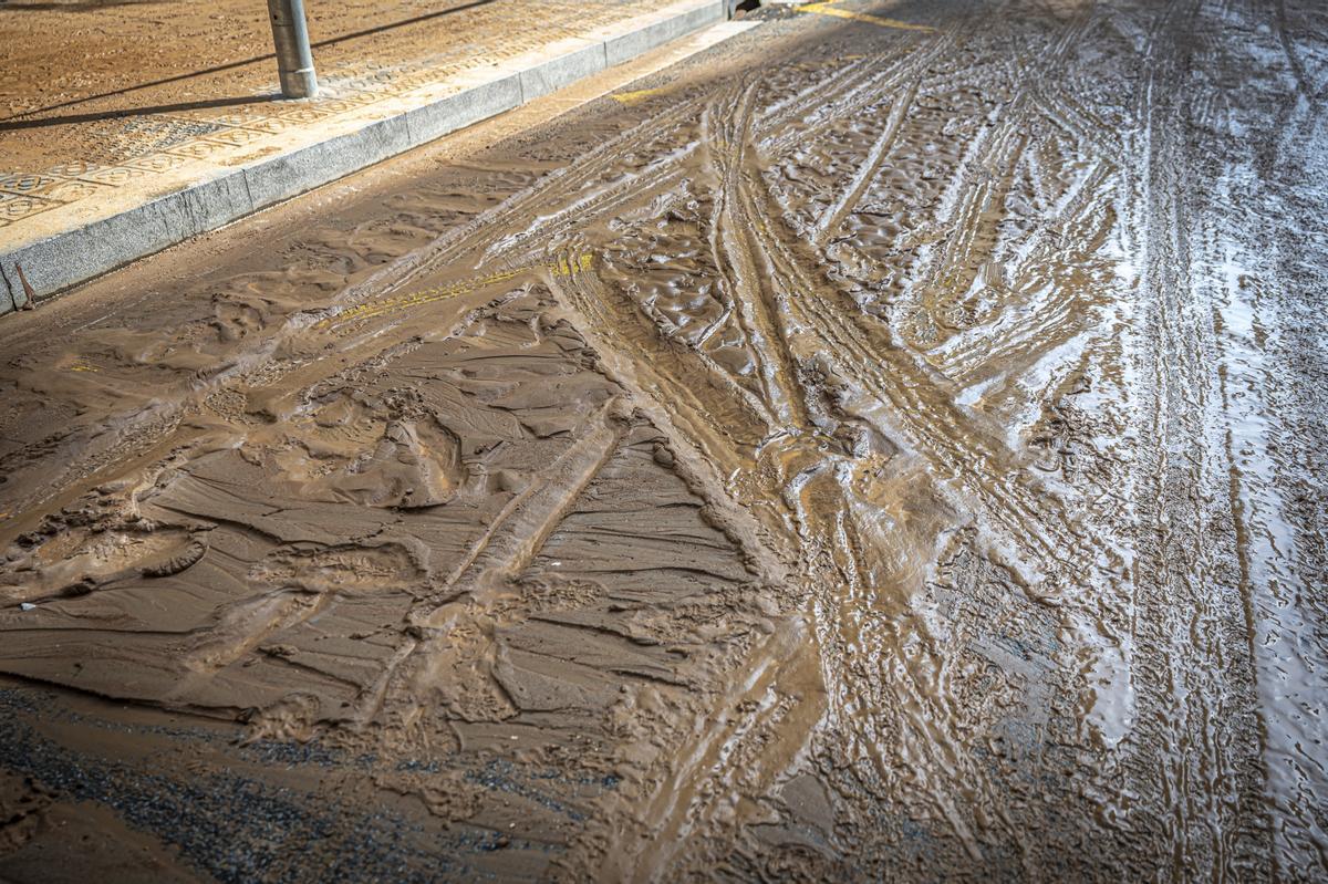 Escape de agua de grandes dimensiones en la avenida Pedralbes con el paseo Manuel Girona de Barcelona