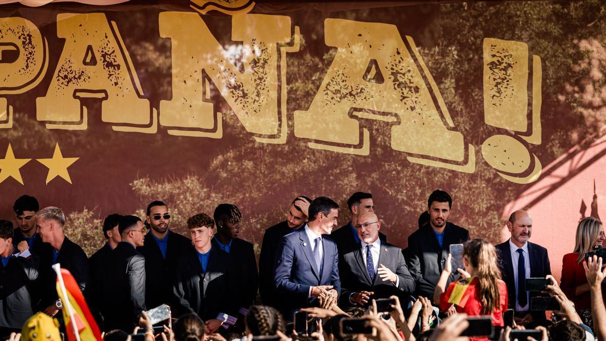 El president del Govern, Pedro Sánchez, rep els jugadors i l'equip tècnic de la selecció espanyola de futbol, guanyadora de la Copa del Món de la FIFA 2026, al Complex de la Moncloa