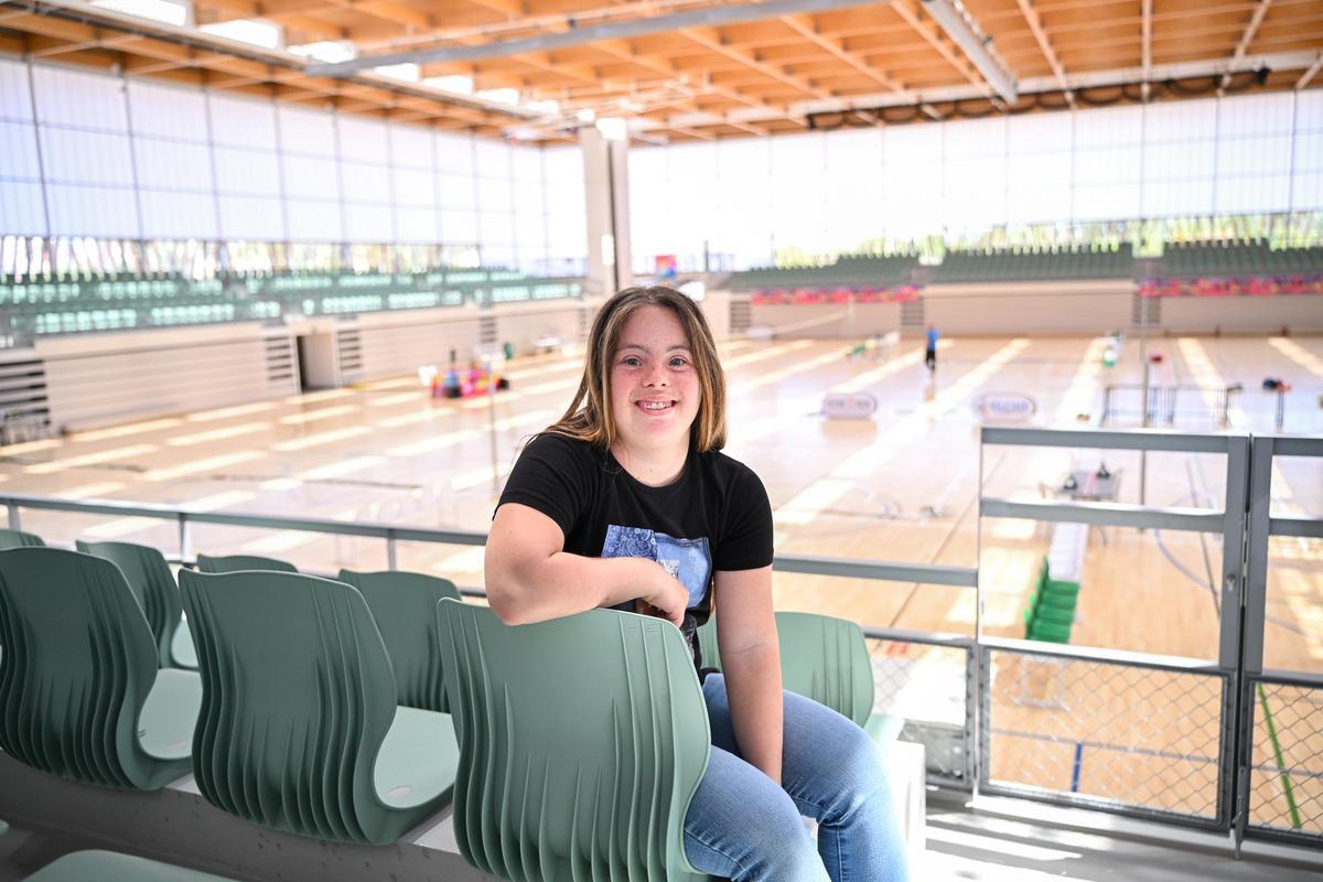 Sara Marín posa en las gradas del pabellón.