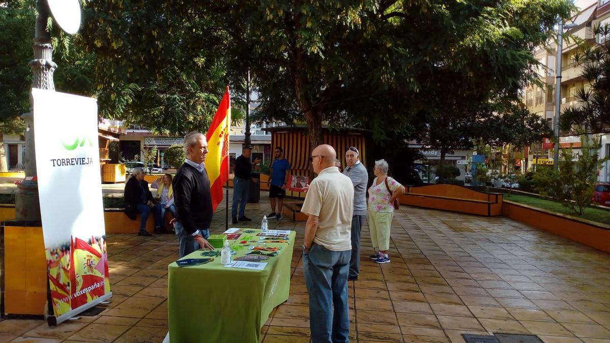 Mesa informativa de Vox el pasado diciembre. A la izquierda de la image, José García Juncal