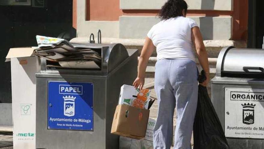 Una mujer deposita residuos en uno de los contenedores soterrados del centro.