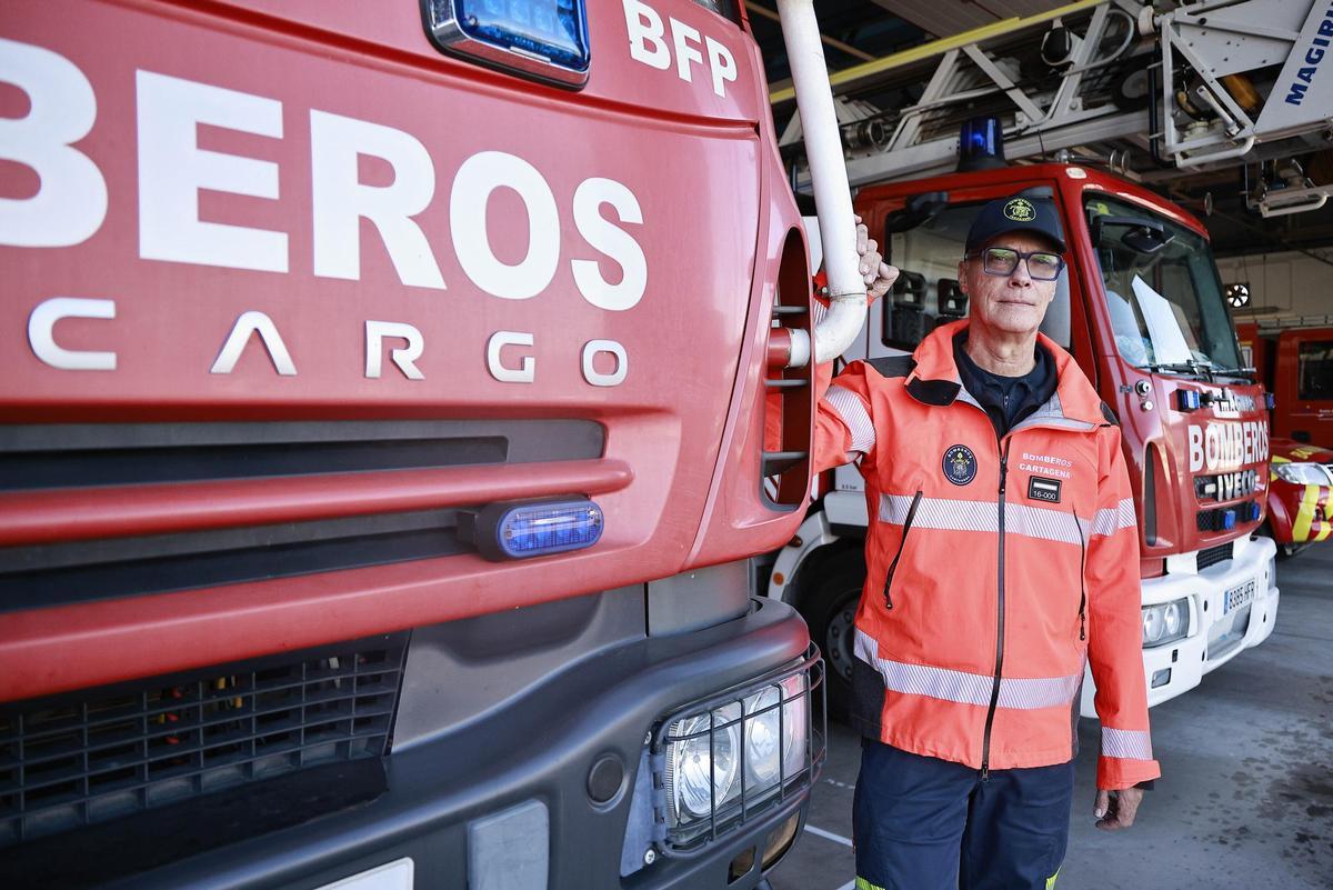 El jefe de los Bomberos de Cartagena, fotografiado junto a un camión en el parque, 48 horas después del incendio del Santa Lucía.