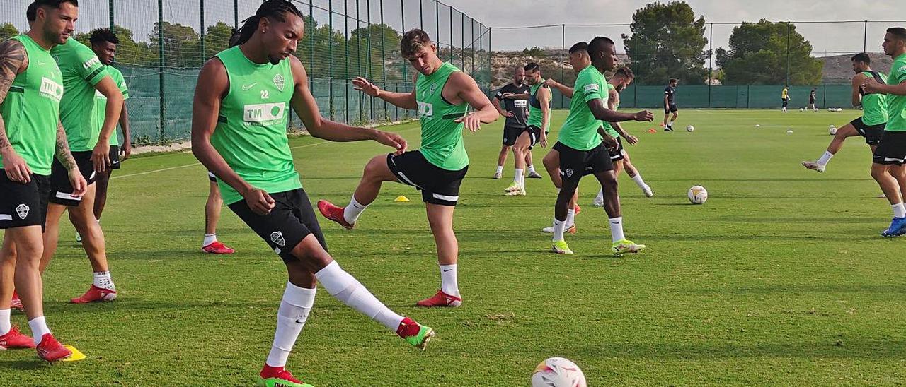 Mojica, en primer término, y otros miembros de la plantilla, durante el entrenamiento de ayer tarde. | SONIA ARCOS / ECF