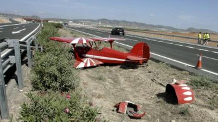 Un herido al aterrizar una avioneta en una autovía de Murcia