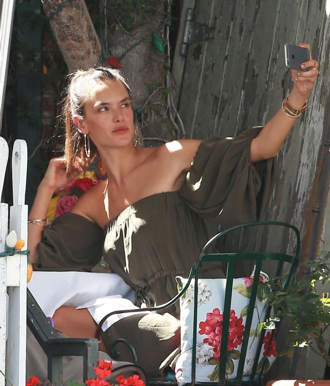 Alessandra Ambrosio con coleta haciéndose un selfie