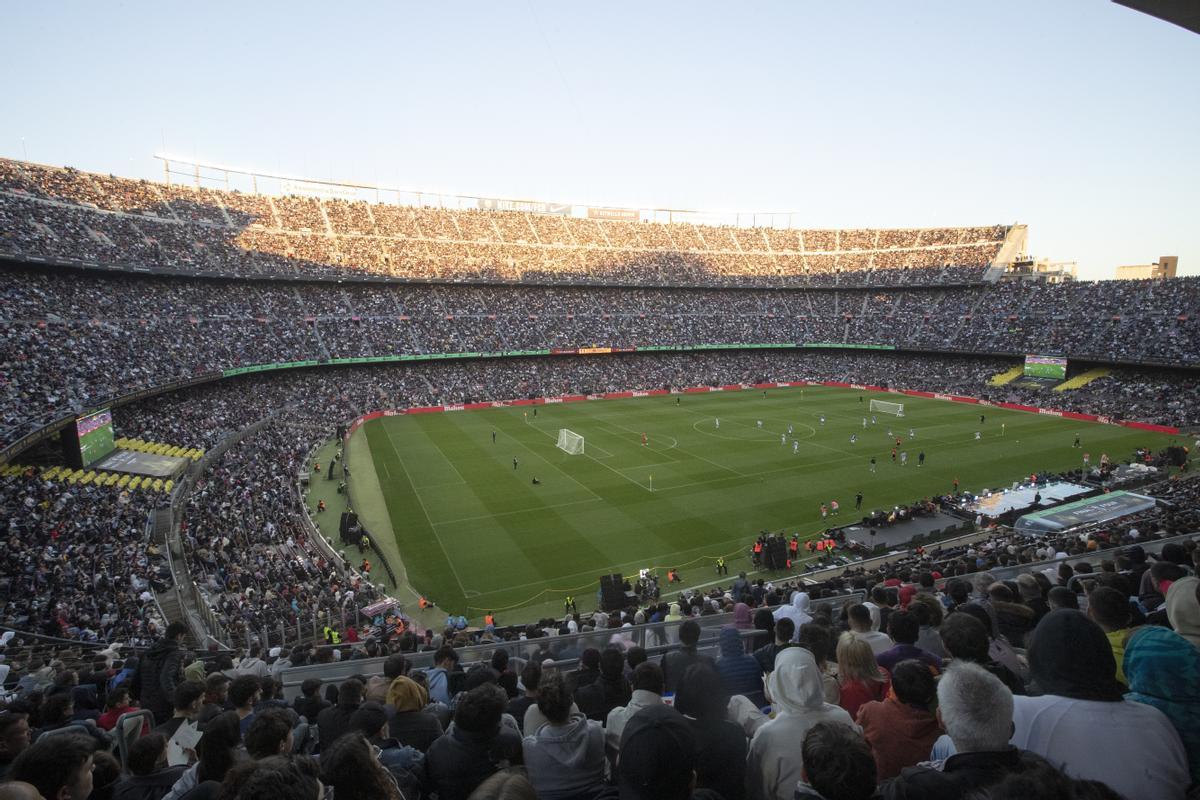 Supporters react during a Kings League soccer match final event, a seven-a-side football league established in 2022 by former soccer player Gerard Pique in association with other notable football personalities and internet streamers, held a Camp Nou stadium in Barcelona, Spain, 26 March 2023. EFE/ Marta Perez