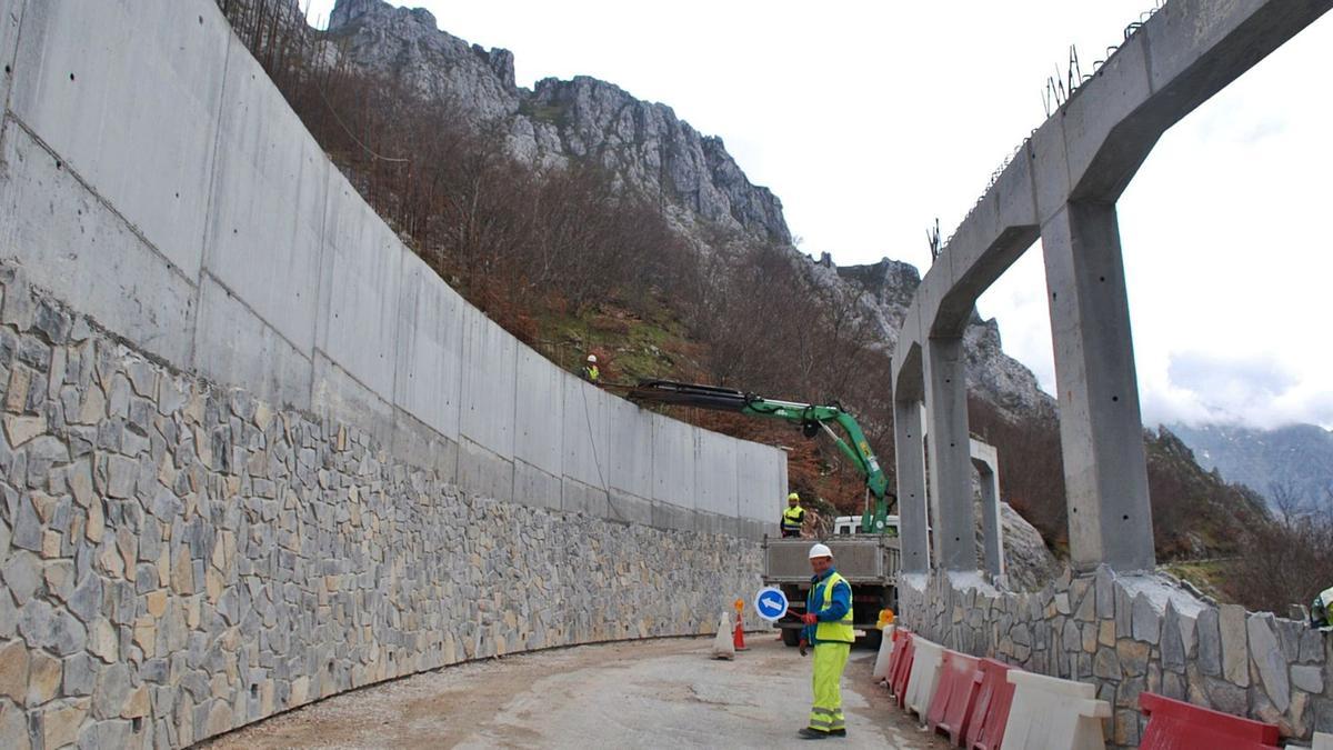 Estado de las obras de una de las viseras en el acceso a Sotres (Cabrales). | Ramón Díaz