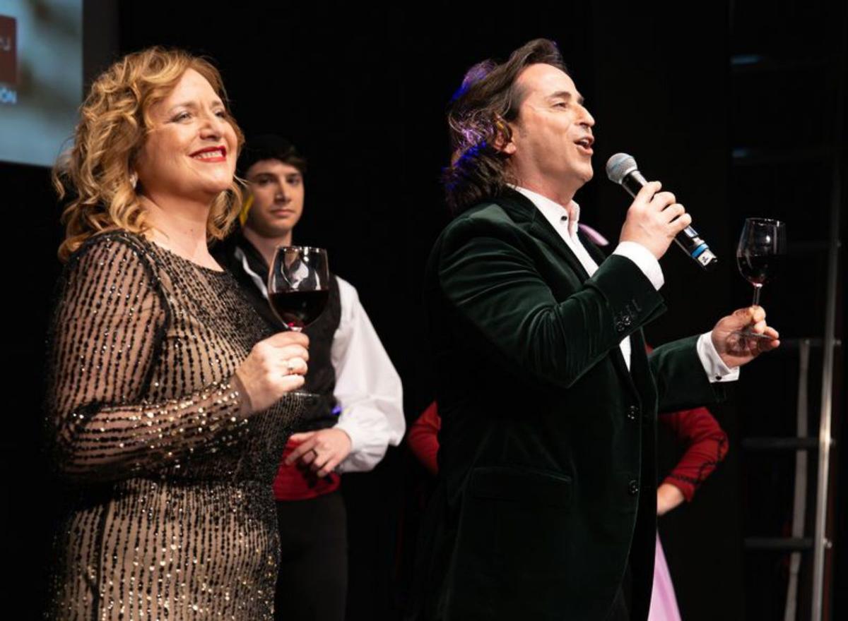 La soprano Beatriz Gimeno y el jotero Nacho del Río. | SERVICIO ESPECIAL