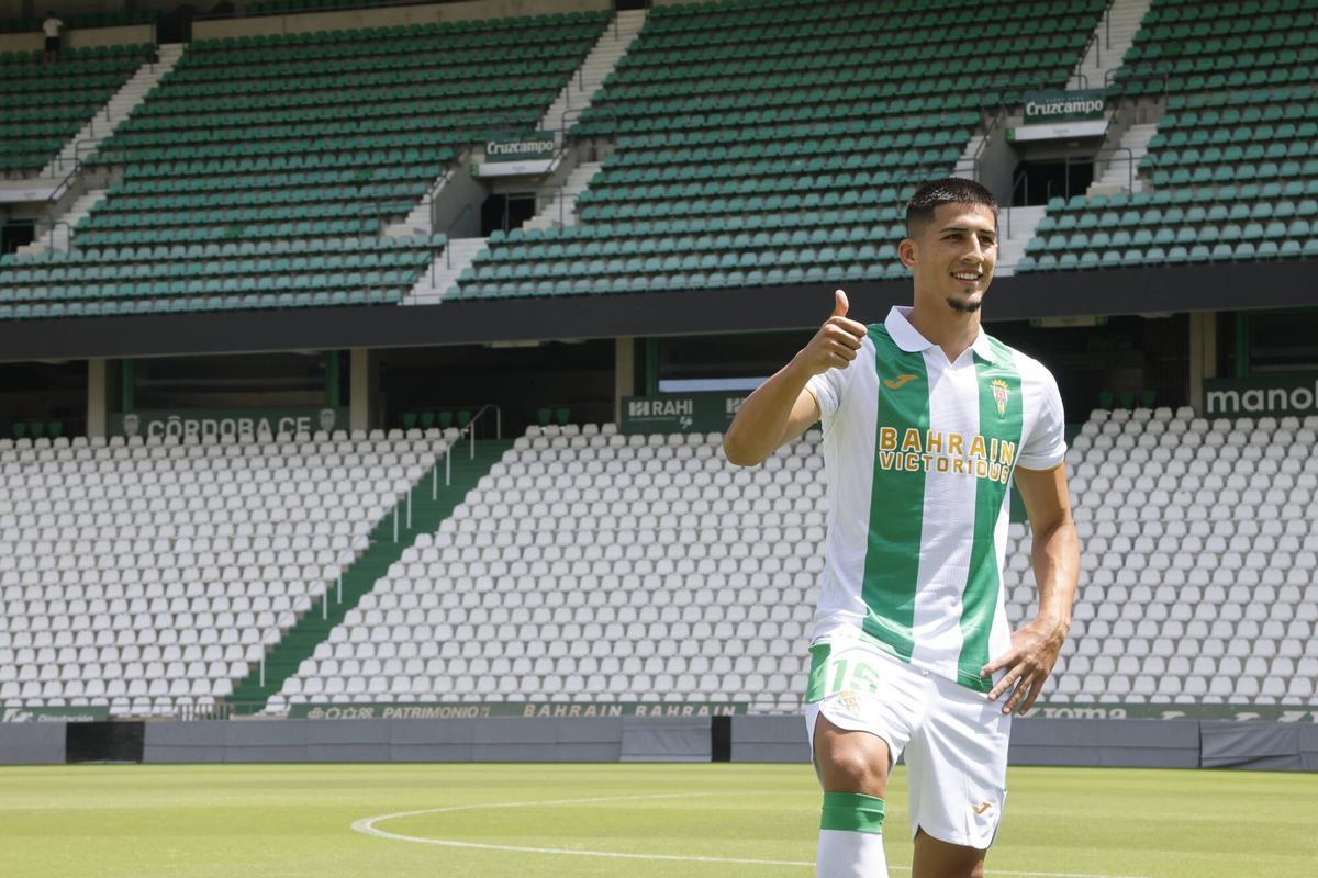 La presentación de Víctor Sánchez como jugador de la primera plantilla del Córdoba CF, en imágenes La presentación de Víctor Sánchez como jugador de la primera plantilla del Córdoba CF, en imágenes