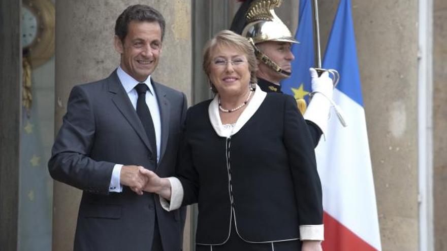 El presidente francés, Nicolás Sarkozy, recibe a la presidenta chilena, Michelle Bachelet, a su llegada al Palacio del Elíseo.