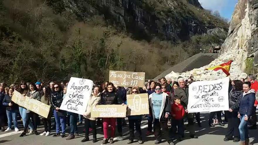 Protesta por el argayo que aísla Caso