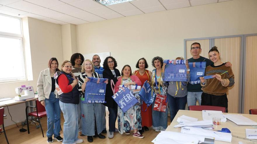 Érguete convierte lonas usadas en bolsos y mochilas para dar una segunda oportunidad a materiales y personas