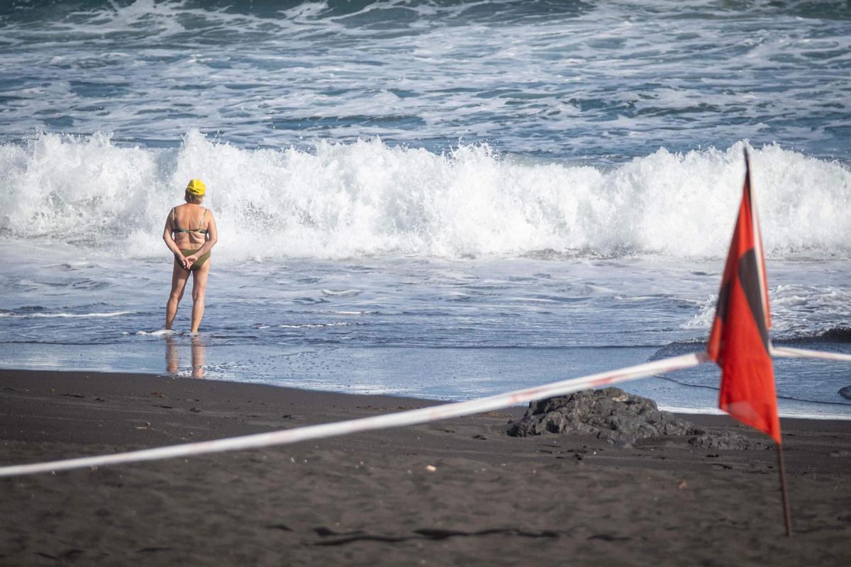 Bandera roja que informa de la prohibición de bañarse en Playa Jardín, en Puerto de la Cruz.