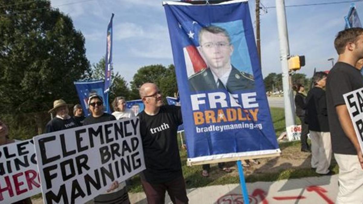 Varias personas se manifiestan en favor del soldado Manning, este miércoles en Fort Meade.