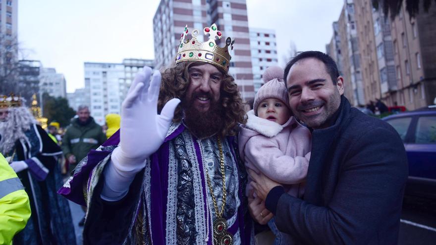 Los Reyes Magos, que se confiesan “cada año más ‘koruños”, vencen a la lluvia de A Coruña