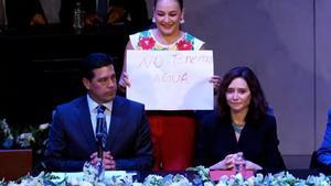 Ayuso sufre un boicot en México: el partido de Sheinbaum intenta reventar su acto al grito de no tenemos agua