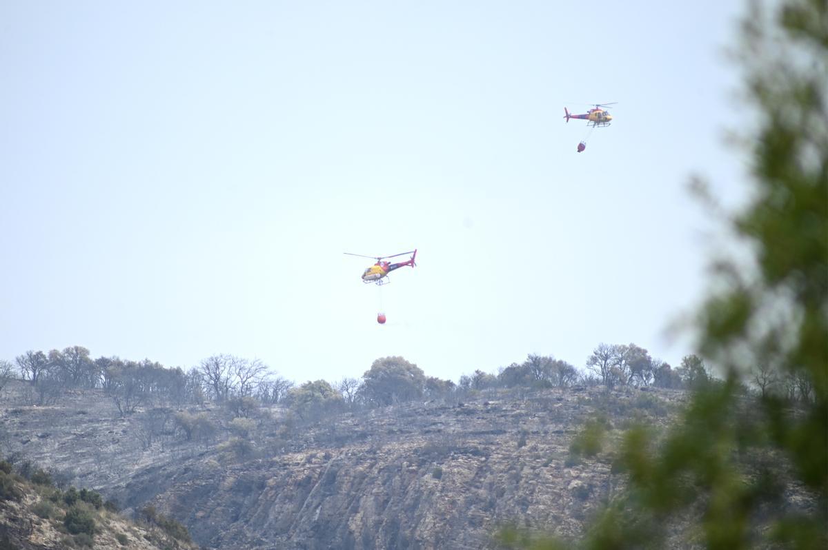 Equipos durante la extinción del incendio de Artesa de Segre.