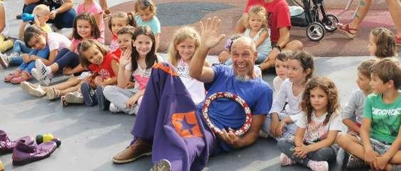 Un visitante asiduo que regala risas - Nuestro protagonista de hoy es un payaso de belga que no pierde un verano en O Morrazo. Él es feliz y más aún los niños porque cada visita es una garantía de risas y diversión. ¡Qué no falte! // S. Álvarez