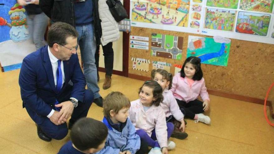 Genaro Alonso, con niños de la escuela de Proaza.