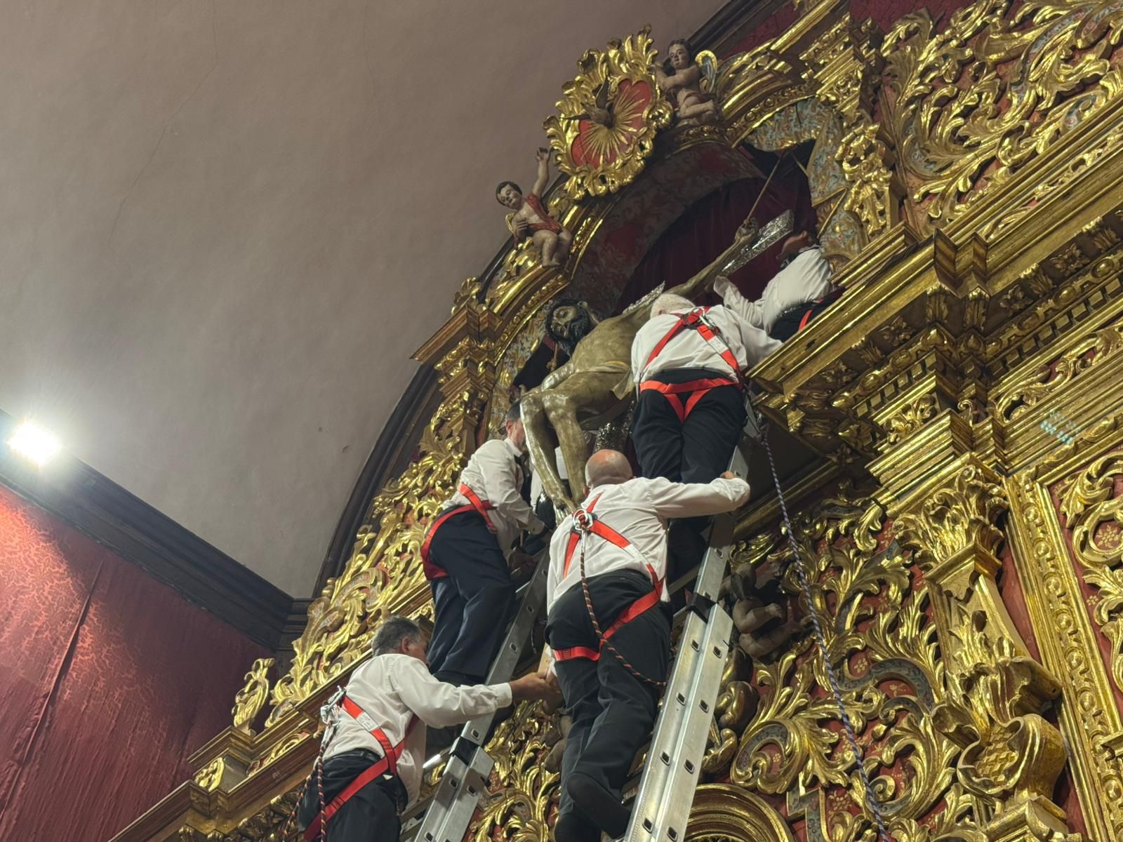 El Santo Cristo de Telde regresa a lo más alto del altar