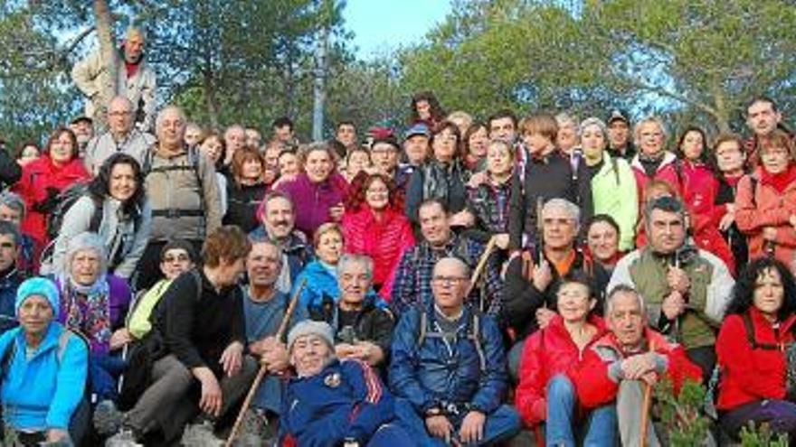 Multitudinària caminada de la Colla de Vilanova del Camí per la festa de Sant Hilari