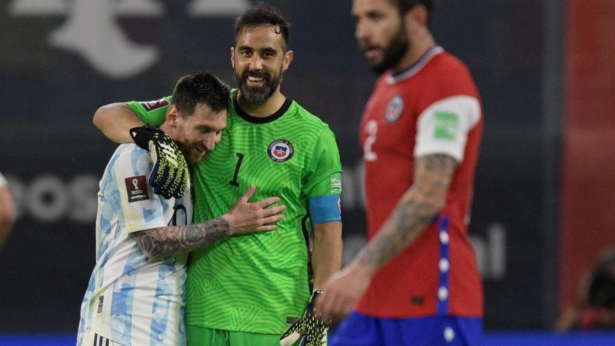 Leo Messi y Claudio Bravo, tras el Argentina-Chile.