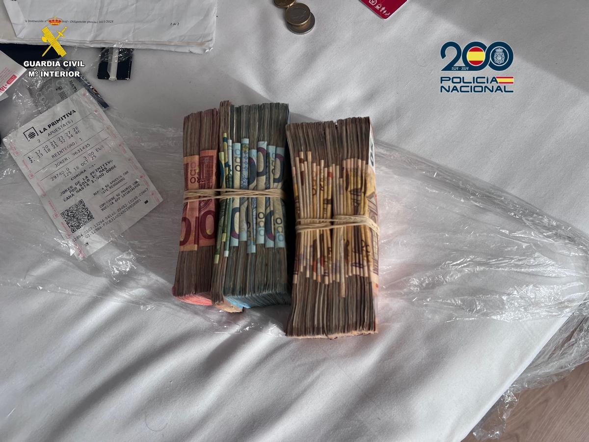 Dinero recuperado por Guardia Civil y Policía Nacional tras caer una banda especializada en robos de alto nivel que sustrajo en Oleiros 225.000 euros en piezas de orfebrería.
