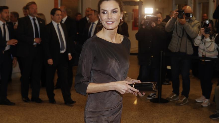 La reina Letizia viste un diseño de la mallorquina Cortana de 584 euros