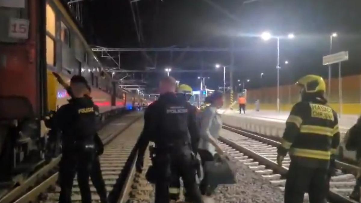 Al menos 4 muertos y 26 heridos por una colisión de trenes en República Checa.