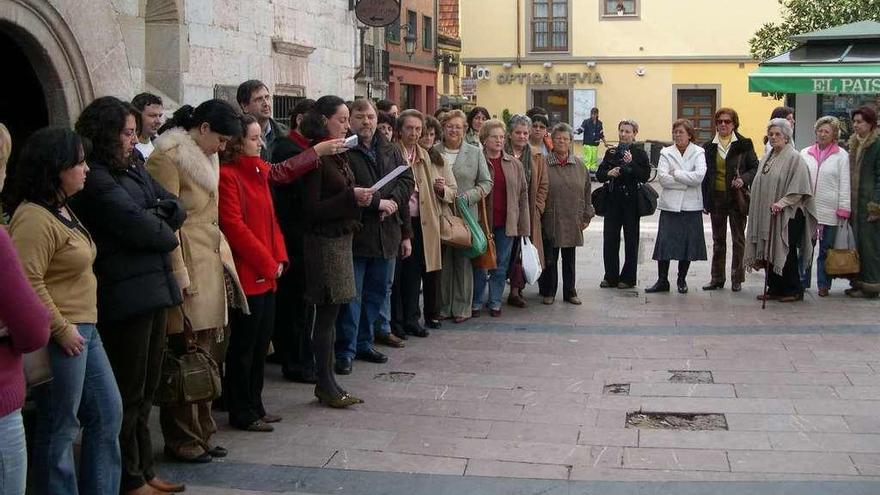 Una concentración en Ribadesella por el Día de la Mujer.