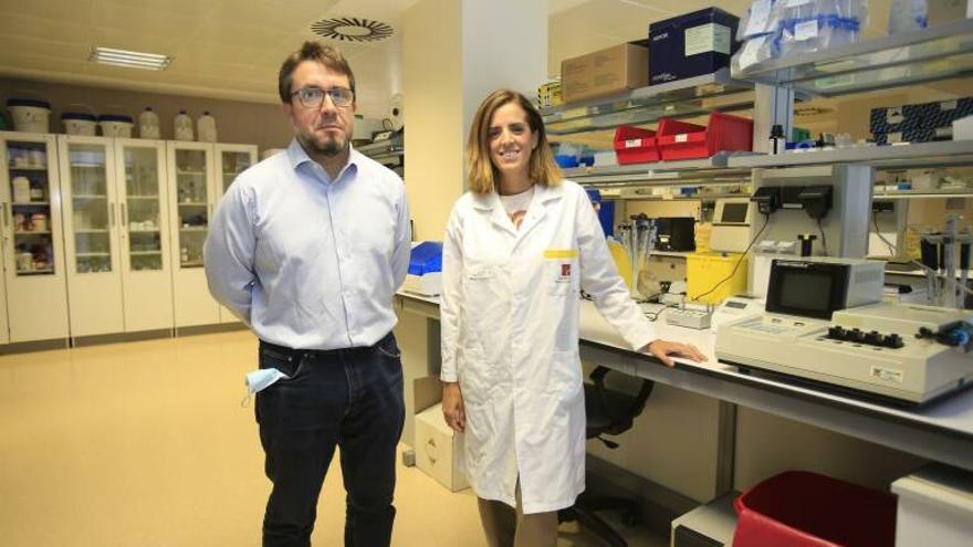 Horacio Pérez, IP y responsable del grupo de Bioinformática de la UCAM, junto a Irene Martínez, investigadora de Hematología y Oncología Médica Clínico Experimental del IMIB