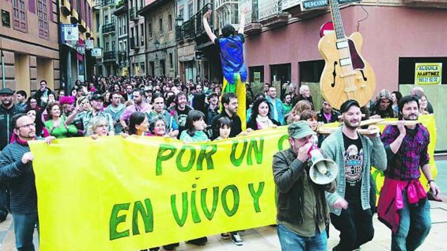 La manifestación a favor de la música en vivo llega a la plaza de la Constitución, avanzando por la calle Magdalena.