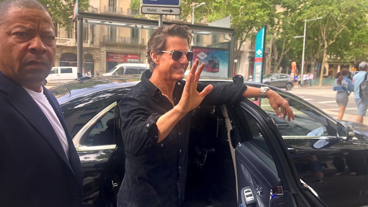 Barcelona 22/06/22. Tom Cruise , el actor americano, se deja fotografiar al salir de un hotel en el Paseo de Gracia de Barcelona. Foto de Maite Cruz