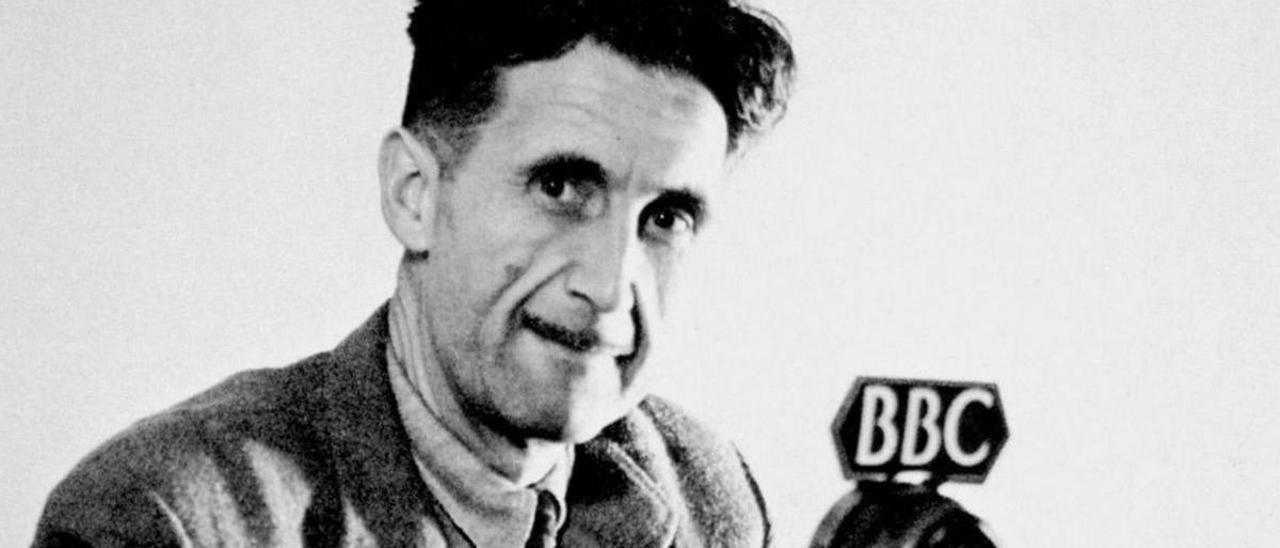 George Orwell, en 1943 ante un micrófono de la BBC.