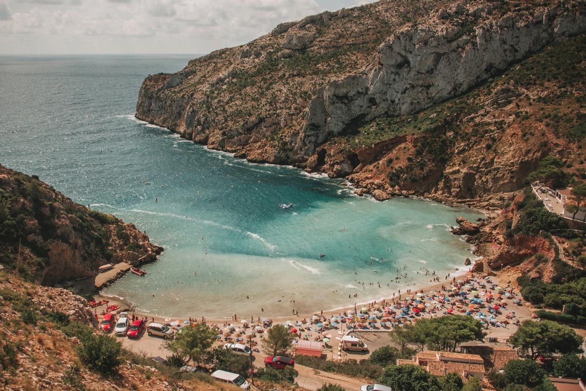 La Cala Granadella es uno de sus lugares más bonitos.