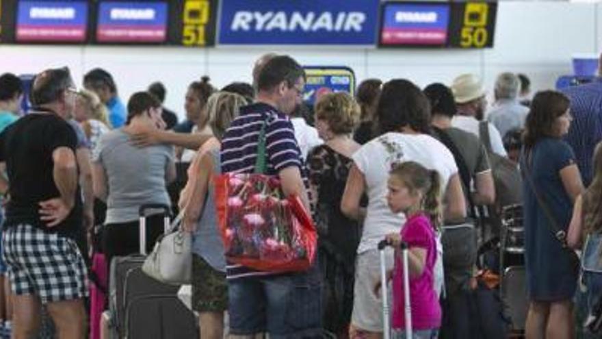 Pasajeros frente a los mostradores de Ryanair, ayer, en el aeropuerto, por el que pasaron 41.630 viajeros.