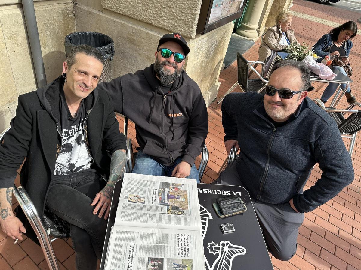 Por la izquierda, Abel Suárez, Gonzalo Tenreiro y Tomé, con la edición de papel de LA NUEVA ESPAÑA.