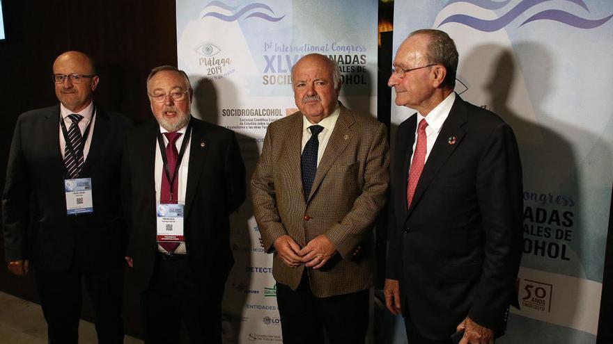 El consejero Jesús Aguirre, junto al alcalde Francisco de la Torre y acompañado por Juan Jesús Ruiz y Francisco Pascual, en el congreso de socidrogalcohol.