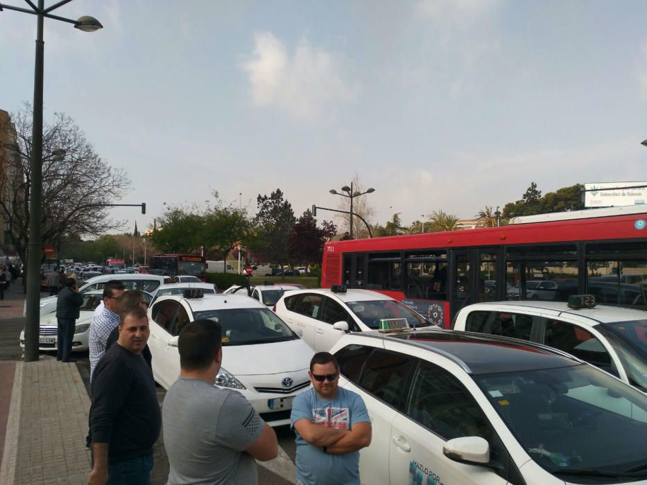 Los taxis comienzan a congregarse frente al Complejo Administrativo 9 d'Octubre de València.