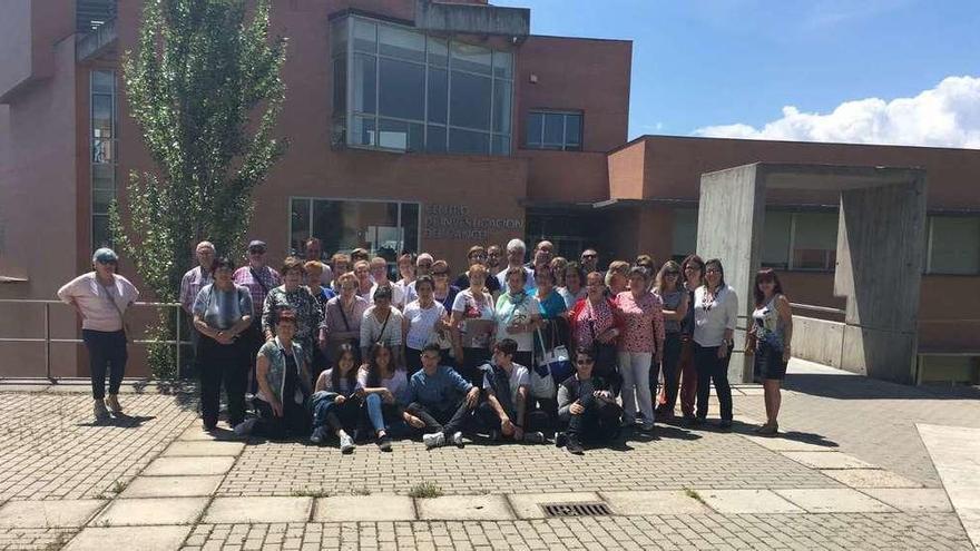Foto de familia de los participantes en la visita al centro de investigación de Salamanca.