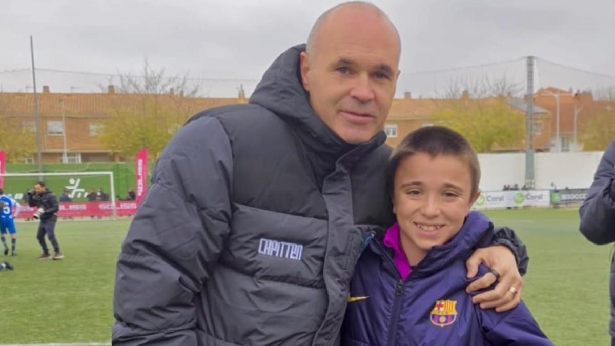 Pedrito Juárez se abrazó a Iniesta